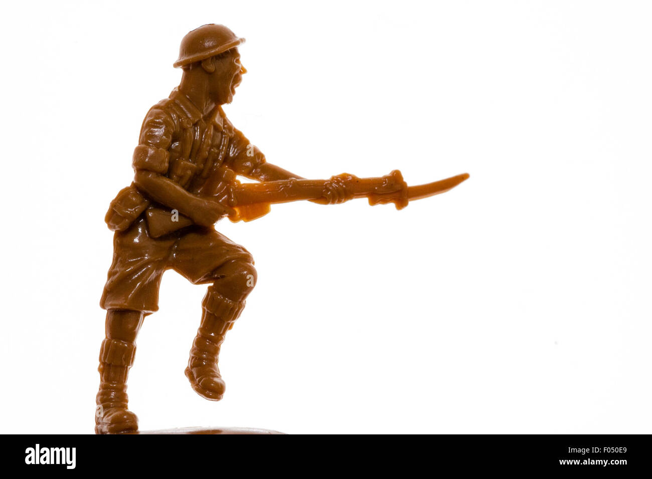 Matchbox HO/00 Modell Spielzeug Figur. 8. Armee Weltkrieg zwei Soldaten vorrücken, die mit Gewehr Schub nach vorn gegen den weißen Hintergrund. Stockfoto