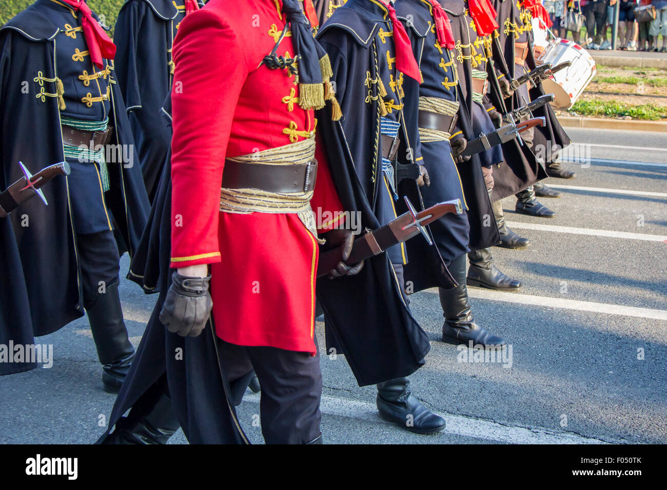 Festliche Militärparade der kroatischen Armee in historischen Uniformen am Jahrestag der Befreiung Aktion Sturm in Zagreb. Stockfoto