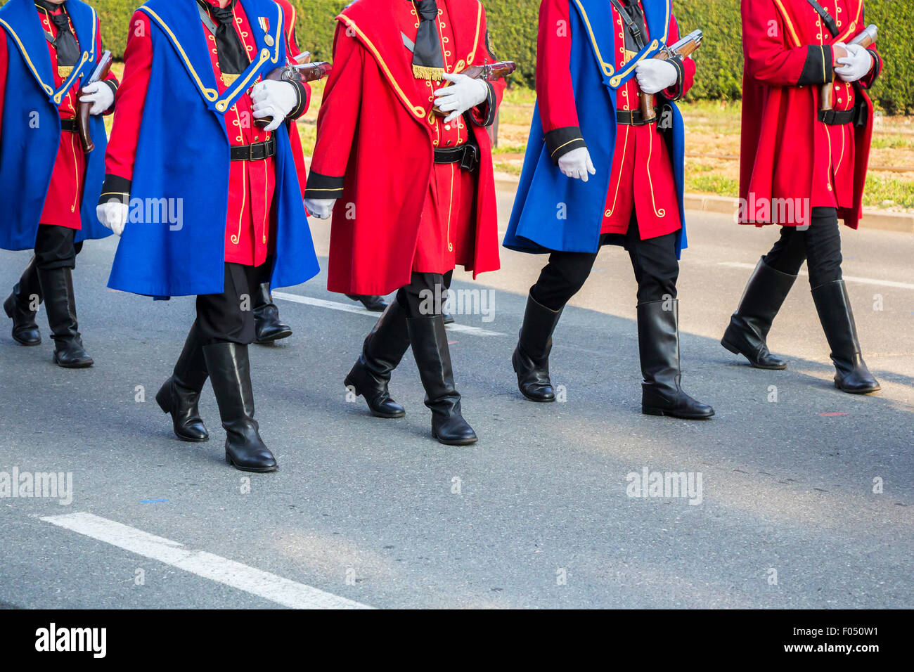 Festliche Militärparade der kroatischen Armee in historischen Uniformen am Jahrestag der Befreiung Aktion Sturm in Zagreb. Stockfoto