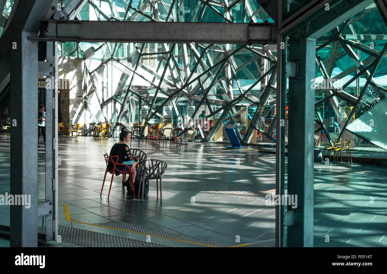 Australien, Melbourne, öffnen Luft Bar im modernen Architekturen der Federation square Stockfoto