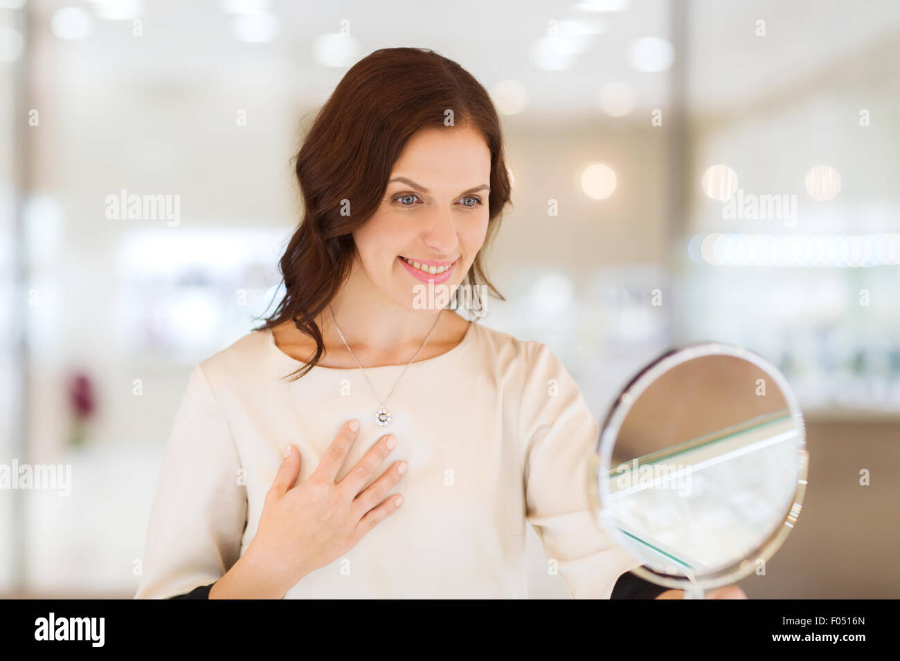 glückliche Frau Wahl Anhänger Schmuck speichern Stockfoto