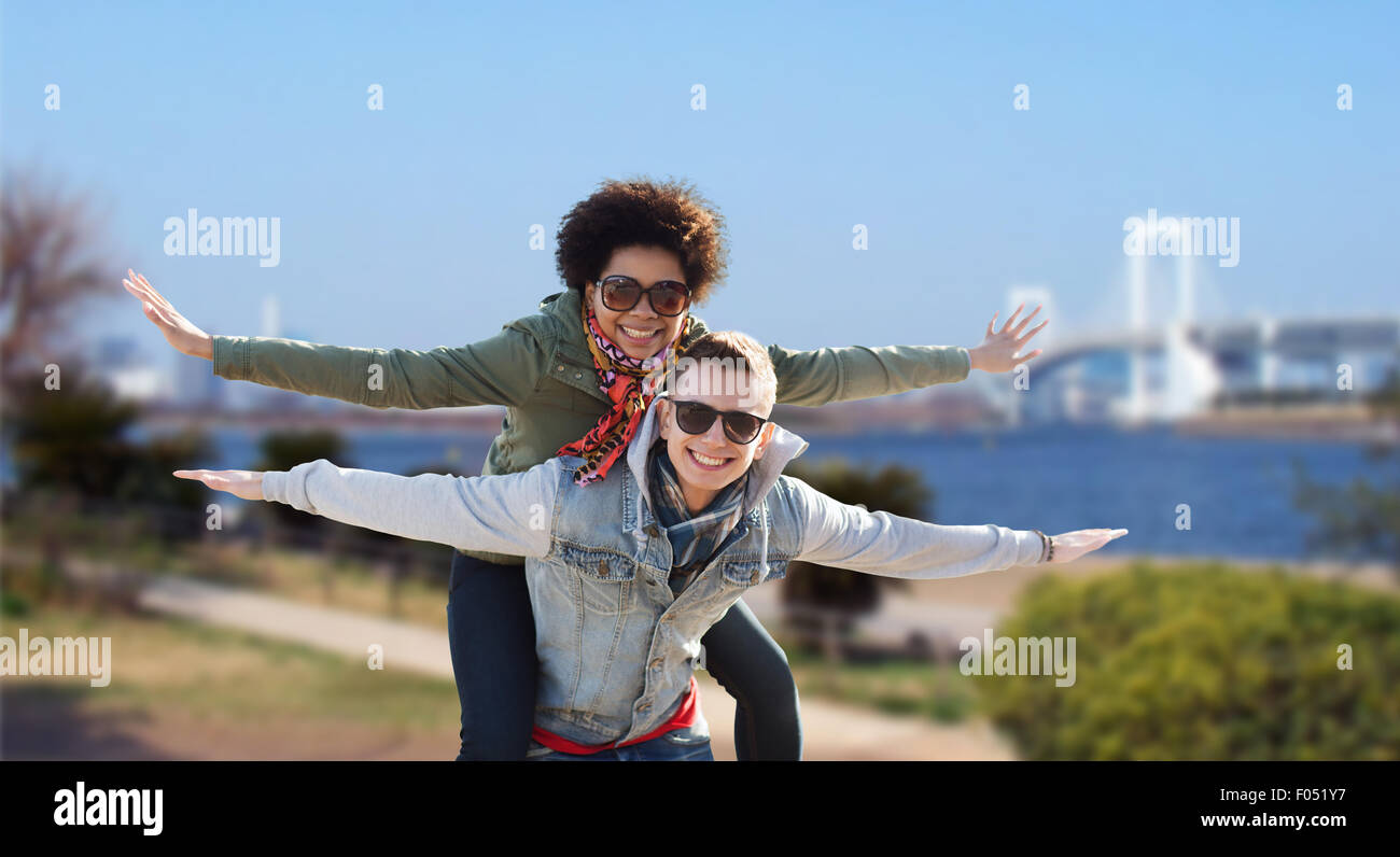 glücklich Teenager-Paar in den Farben, die Spaß im freien Stockfoto