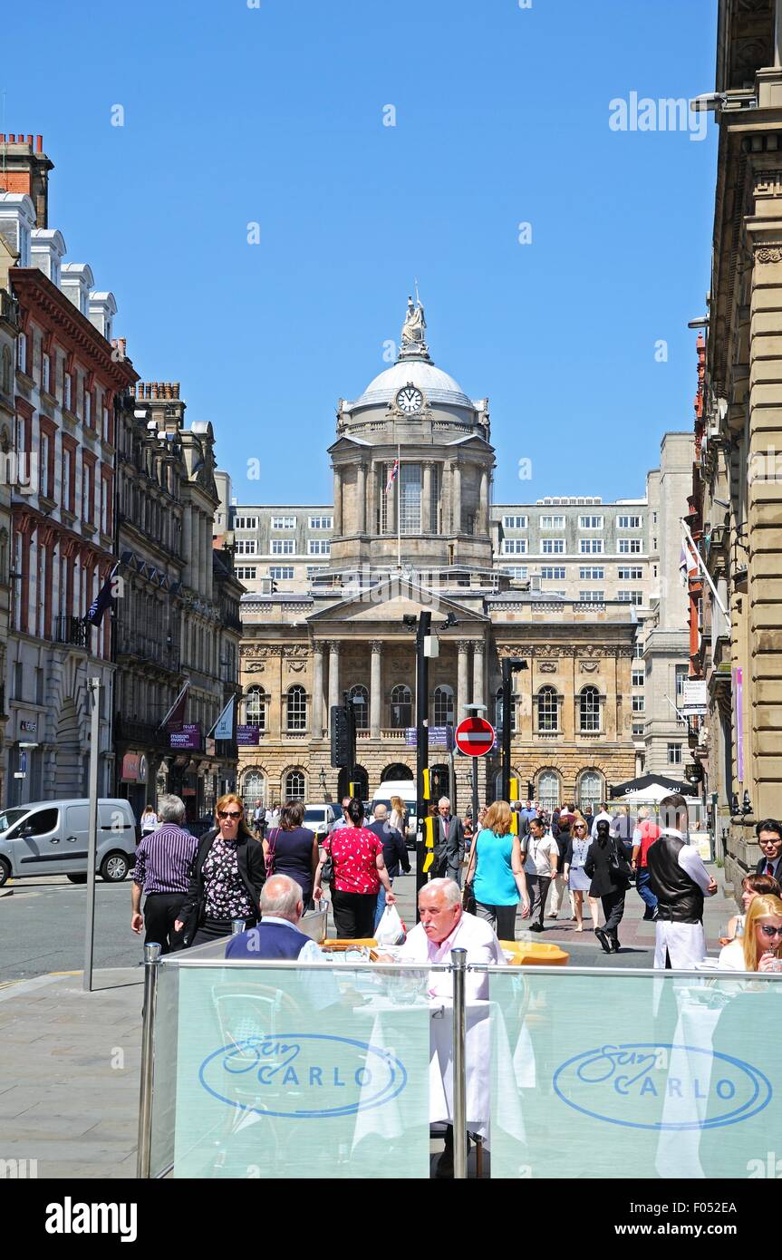 Blick entlang der Castle Street Richtung Rathaus am Ende mit einem Straßencafé im Vordergrund, Liverpool, Merseyside, England. Stockfoto