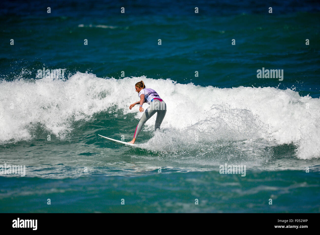 Newquay, Cornwall, UK. 6. August 2015. Boardmasters 2015 hat offiziell begonnen! Die Cornwall Surfen und Musikfestival bekam im Gange heute bei Surf-Mekka, Fistral Beach mit Tag eines internationalen Surf-Wettkämpfen. Bildnachweis: CAMERAFIRM/Alamy Live-Nachrichten Stockfoto