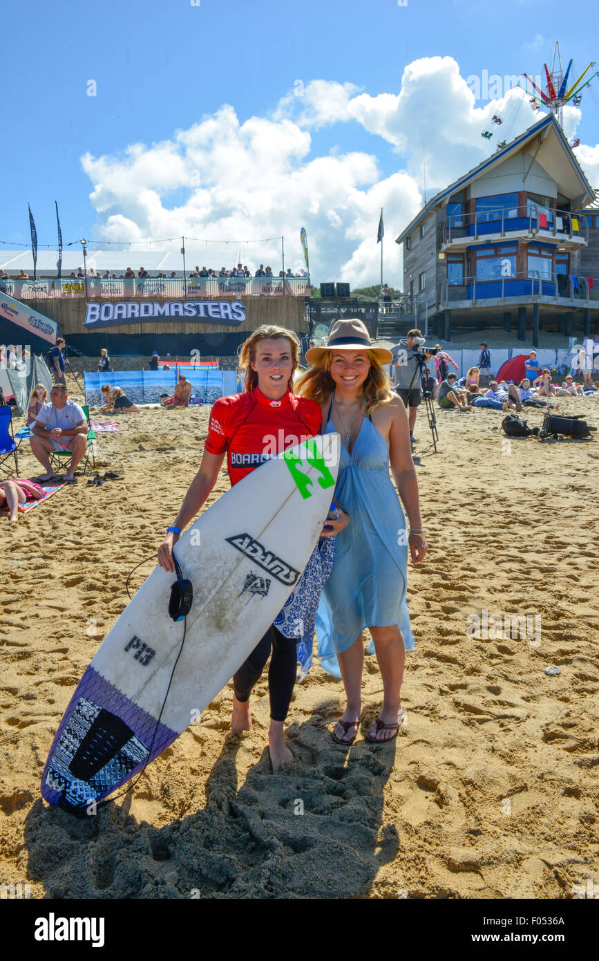 Boardmasters 2015 hat begonnen! Cornwalls Surf- und Musikfestival habe im Gange heute bei Surf-Mekka, Fistral Beach International Surfen Wettkämpfen. Lucy Campbell - Profi-Surfer & Freund Maddie Meddings Stockfoto