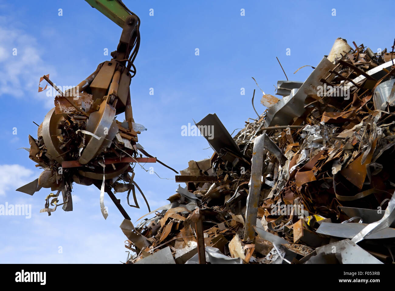 Kran-Grabber Laden von Metallschrott Stockfoto