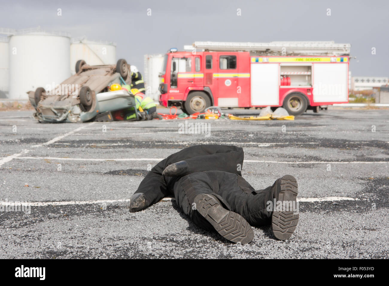 Feuer und Notfall Rettungskräfte bei Auto-crash-training Stockfoto
