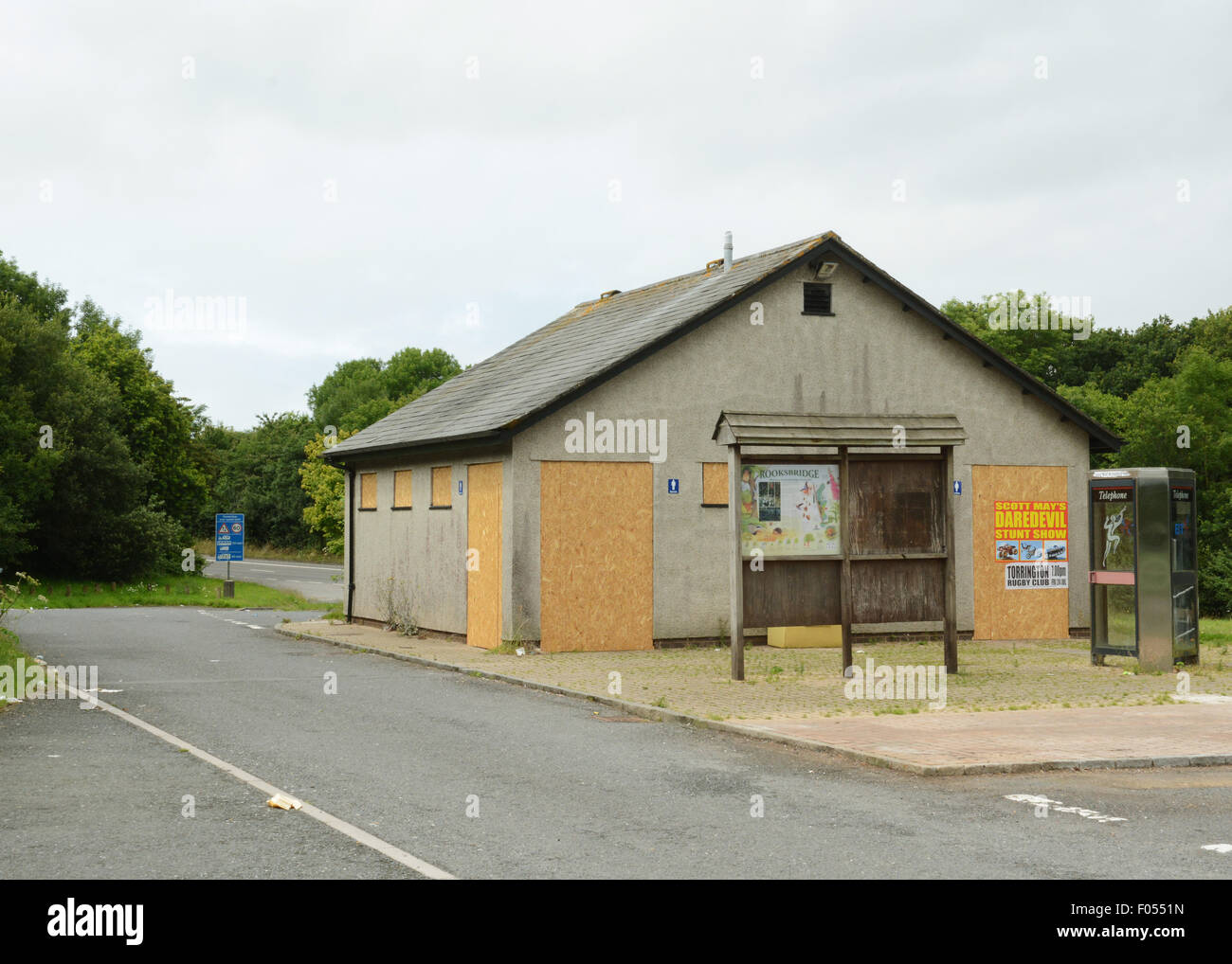 Geschlossene Toiletten Blöcke auf A39 mit Brettern vernagelt Sanitäranlagen Rest Sperrgebiete Ausgaben Kürzungen Devon Grafschaftsrat Wurf Nord-Devon Stockfoto