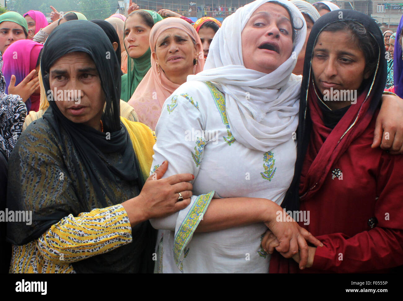 Srinagar, Kaschmir. 7. August 2015. Kashmiri Frauen trauern während der Beerdigung von Talib Shah, vermuteten lokalen Rebellen Kommandant des Lashkar-eTaiba (LeT), bei Pulwama, 35 Kilometer (22 Meilen) südlich von Srinagar, Indien kontrollierten. Shah, wurde getötet in einem Feuergefecht gegen indische Sicherheitskräfte Credit: Sofi Suhail/Alamy Live News Stockfoto