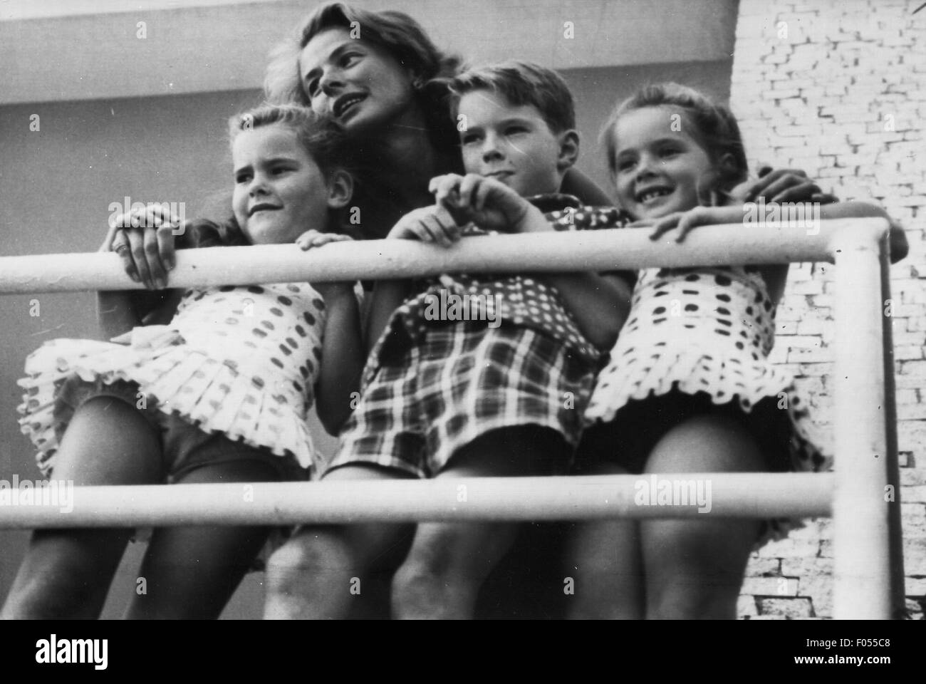 Bergman, Ingrid, 29.8.1915 - 29.8.1982, schwedische Schauspielerin, halbe Länge, mit ihren Kindern Isotta Ingrid, Roberto jr. Und Isella Rossellini, Villa Santa Marinella, Rom, September 1959, Stockfoto