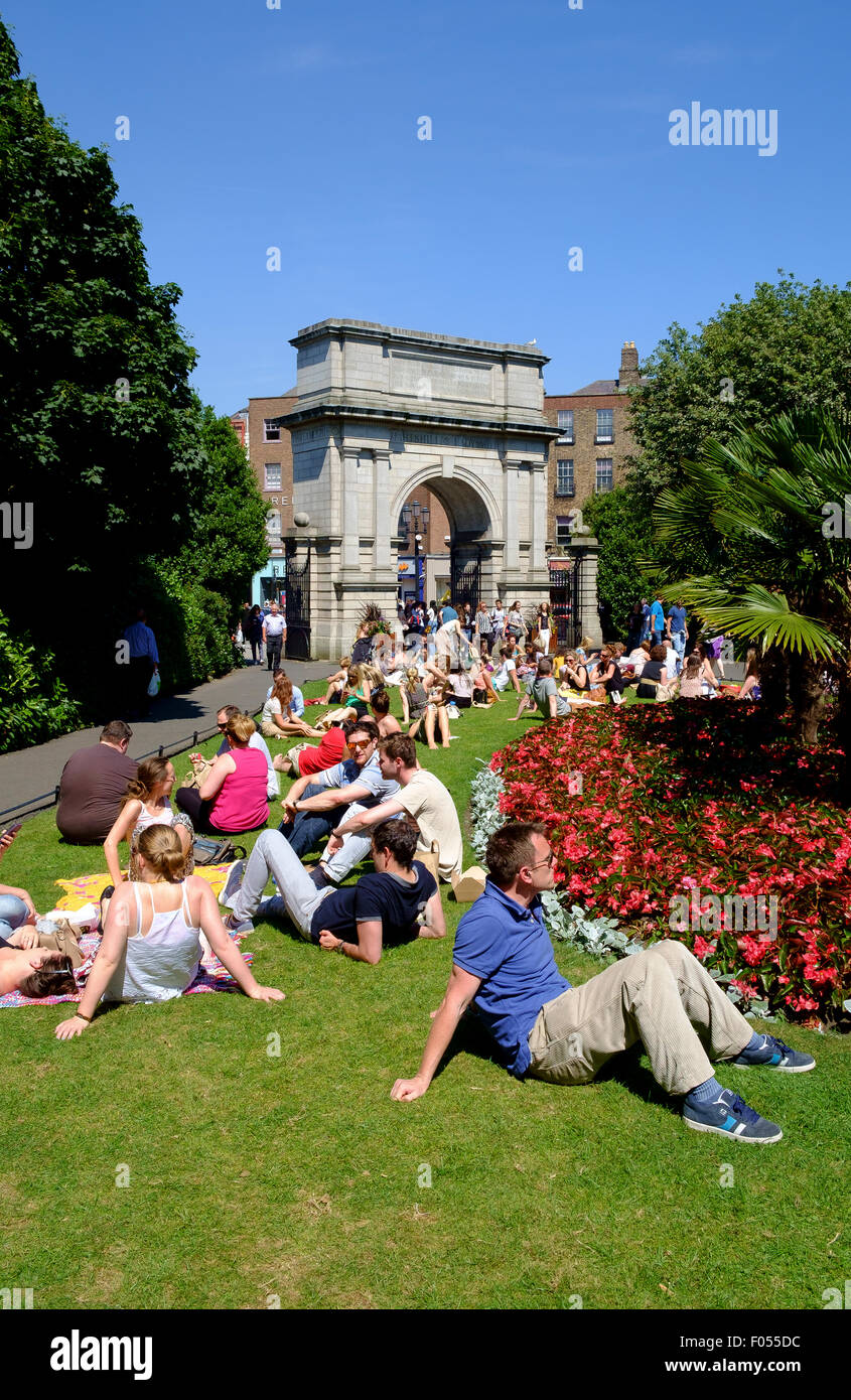 St brechen Stephens grün Dublin Menschen erholsamen Sommer Mittagessen sitzen Rasen Bogen Torbogen Eingang Stockfoto