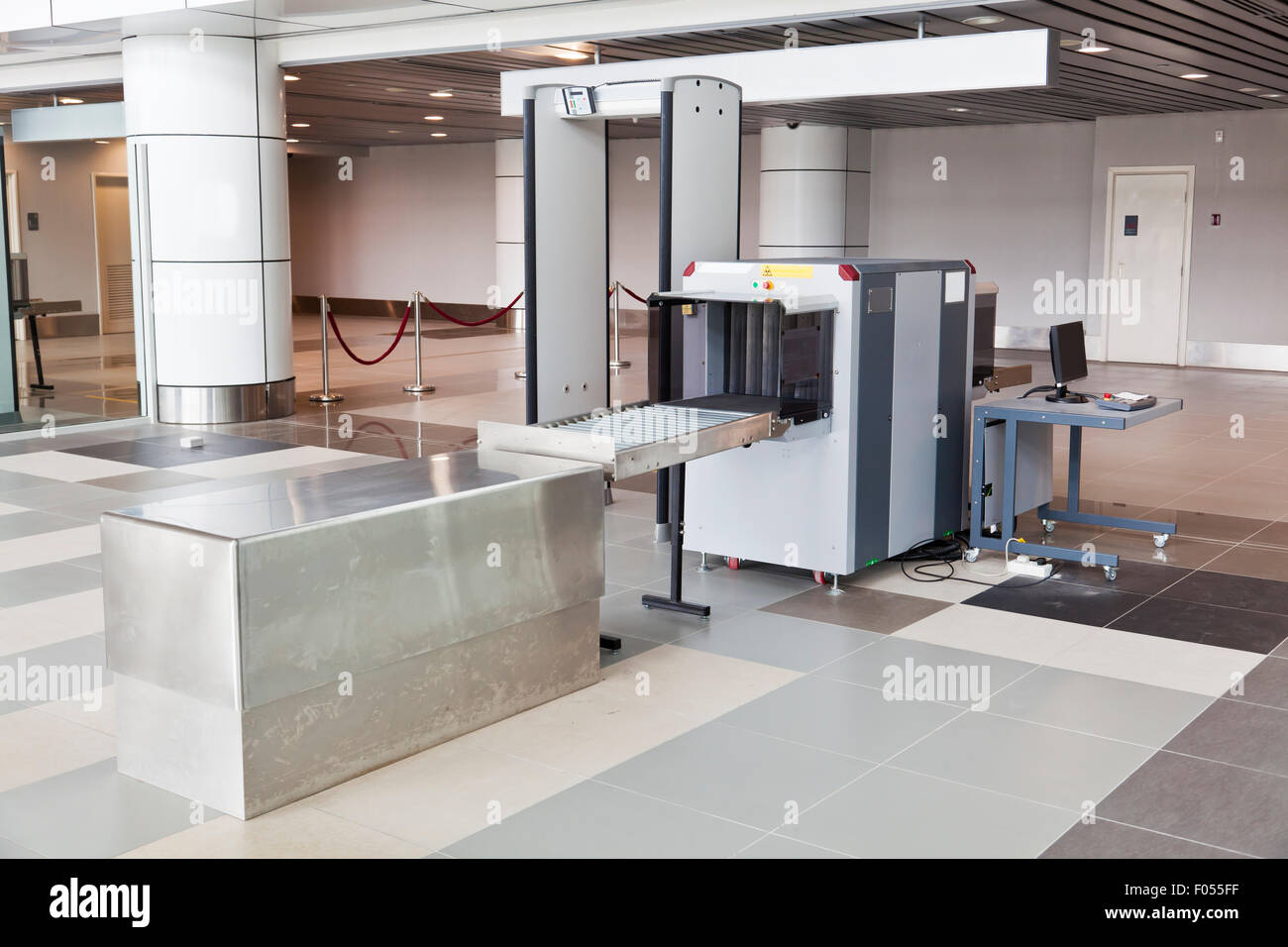 Röntgen-Scanner und Metalldetektor am Flughafen Sicherheit Punkt Stockfoto
