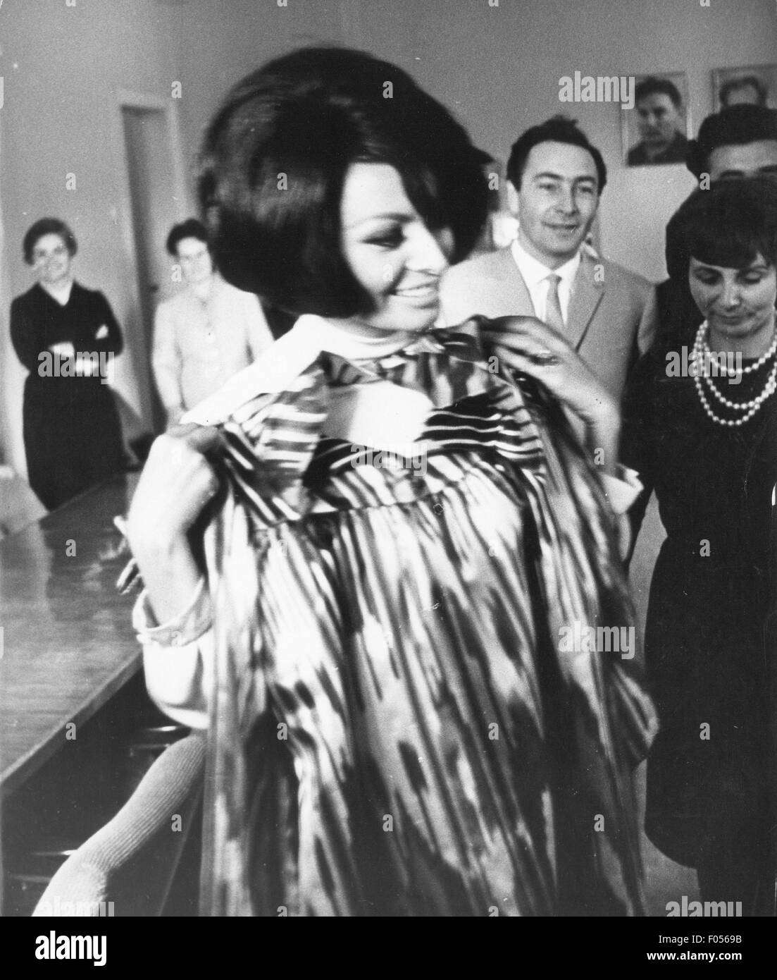 Loren, Sophia, * 20.9.1934, italienische Schauspielerin, halbe Länge, mit einem Geschenk der Filmemacher von Tadschikistan, Moskau, Juli 1965, Stockfoto