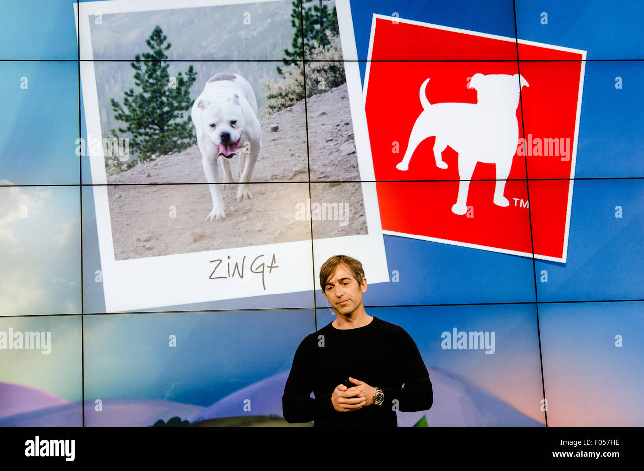 Zynga Gründer Mark Pincus vor einem Multimedia-Bildschirm zeigt seine späten Bulldogge Zinga, lebt in das Logo des Unternehmens auf. -2013. Stockfoto