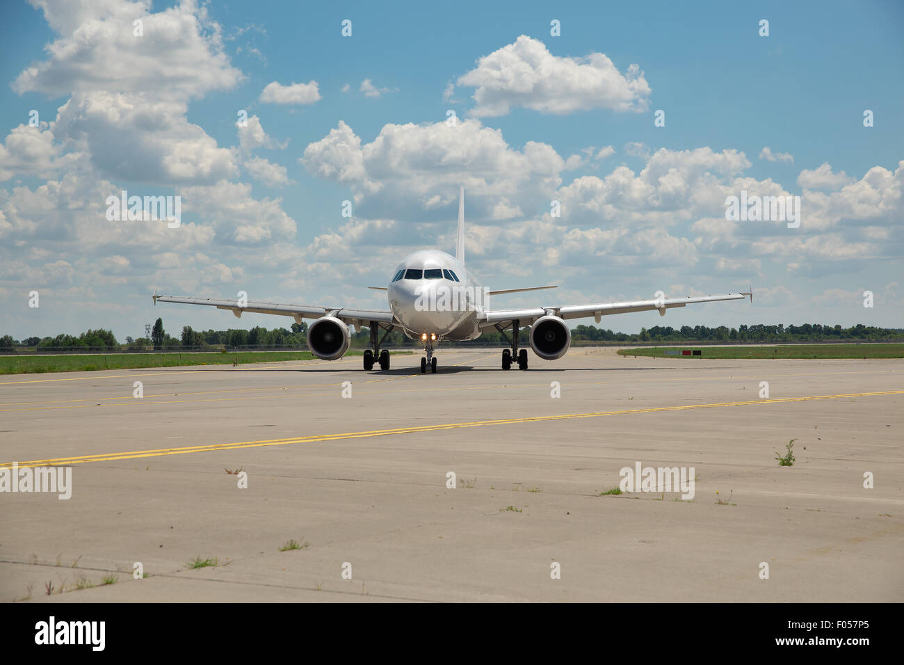 Weiße Passagierjet Flugzeug auf der Landebahn am Flughafen an einem sonnigen Sommertag Stockfoto