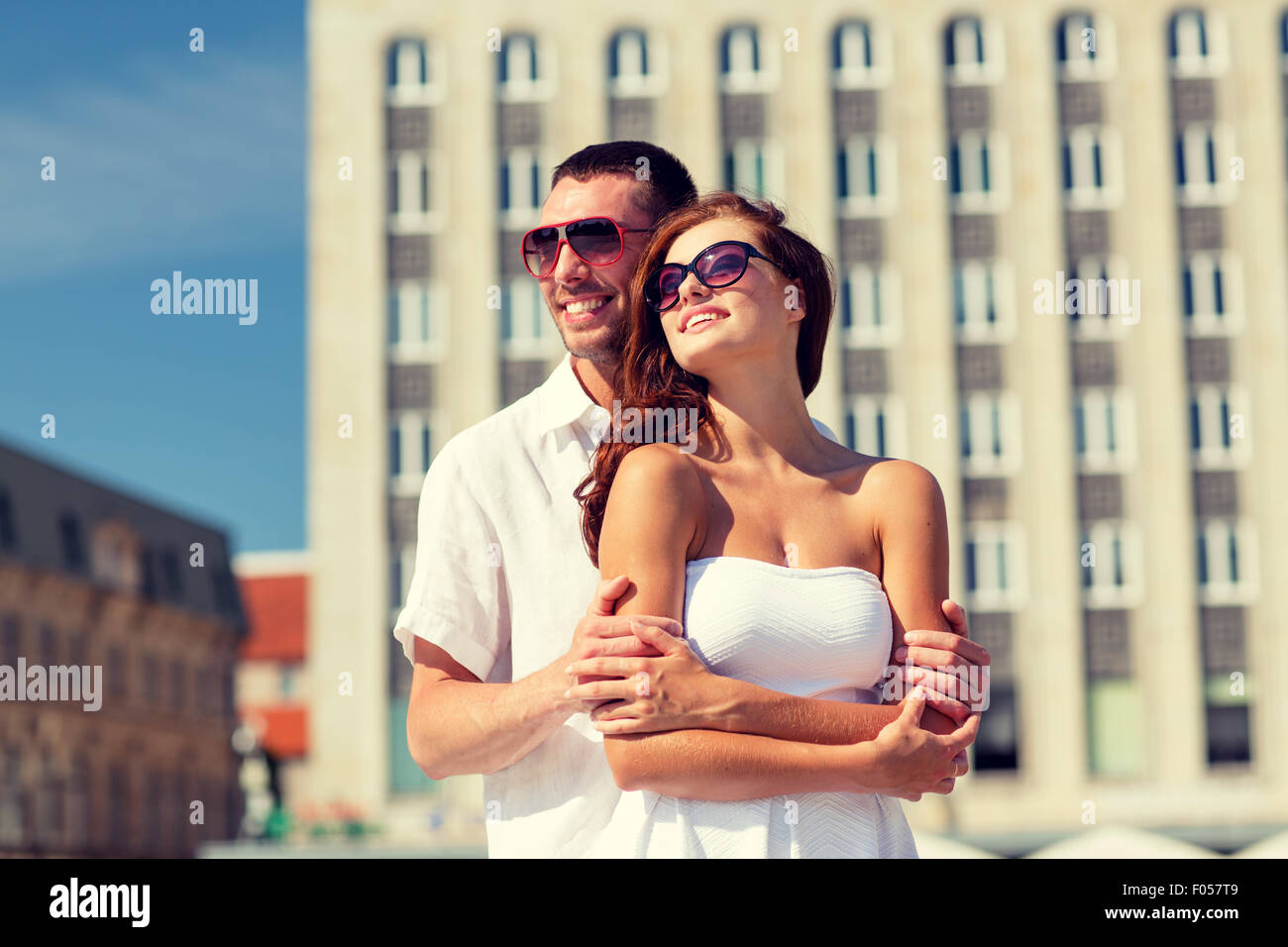 lächelnde paar in der Stadt Stockfoto