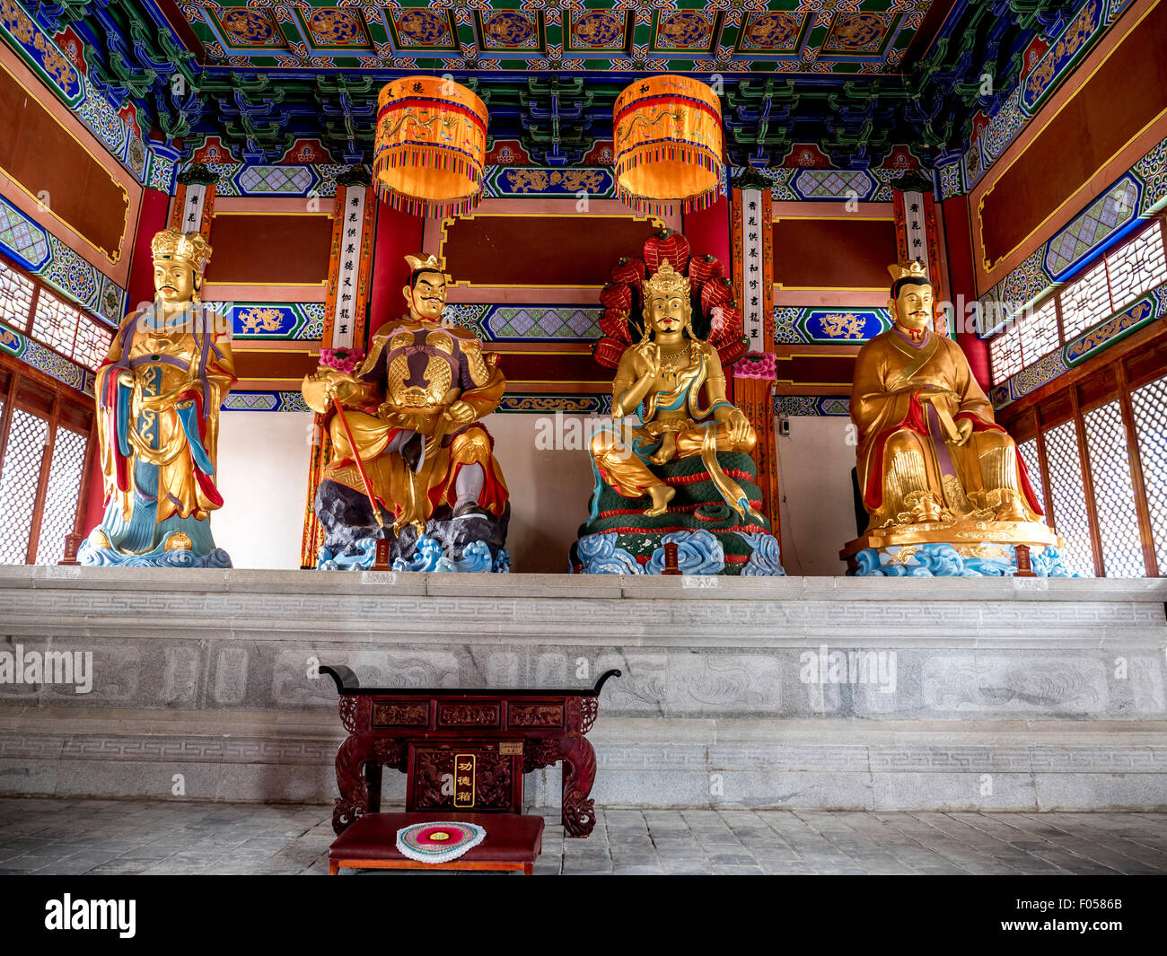 Gold Statuten religiöser Gottheiten buddhistischen Gottheiten In den Gebäuden des Klosters Chongsheng Dali China Stockfoto