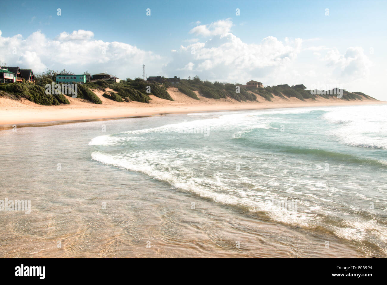 Leerer Strand in der Stadt Tofo Stockfoto