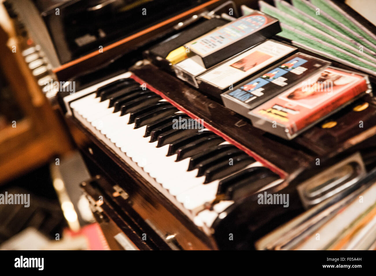 Altes Klavier, Antik Geschäft, Barcelona, Spanien Stockfoto