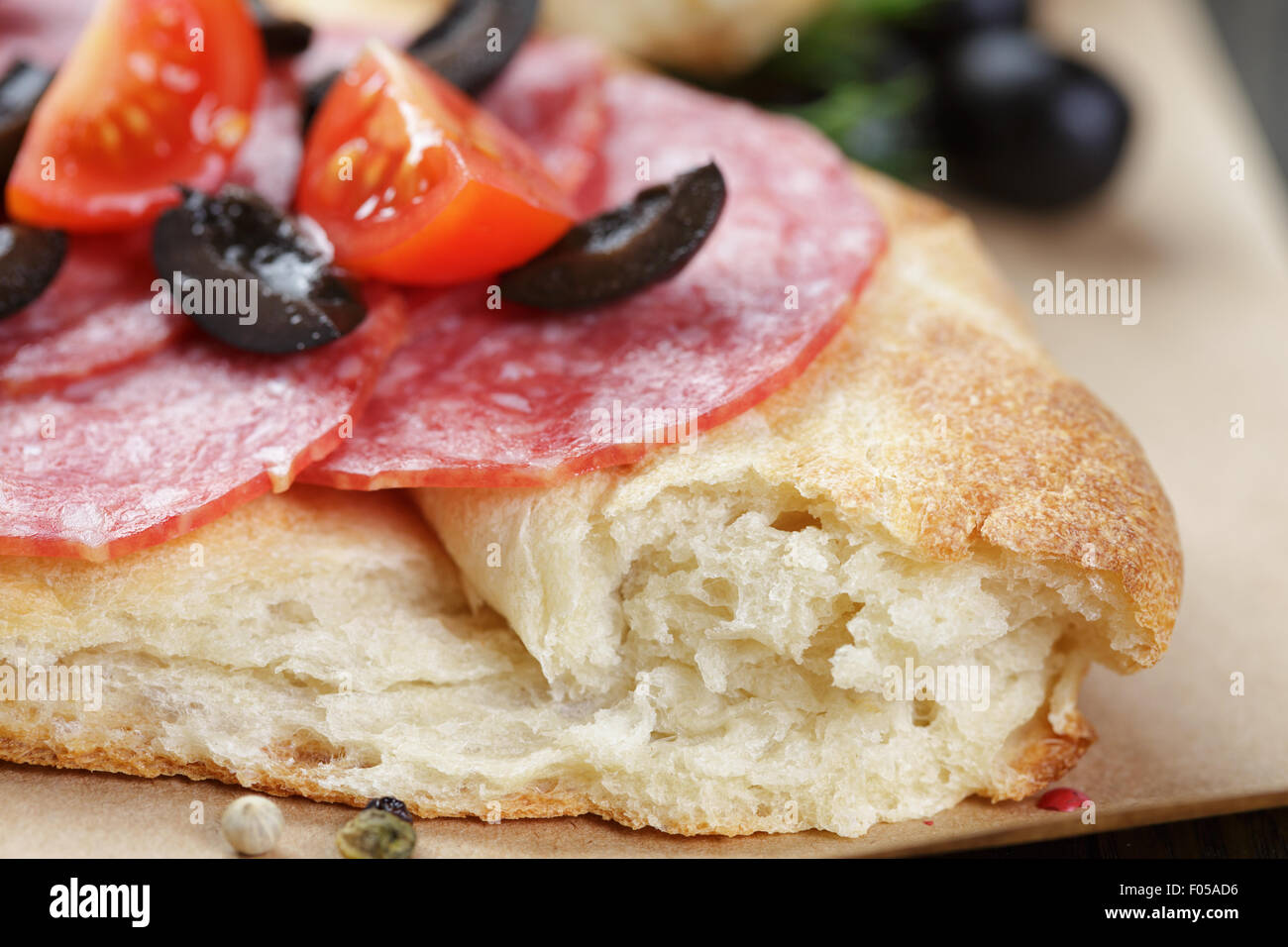 Sandwich mit Pita Brot Salami und Gemüse auf Tisch Stockfoto
