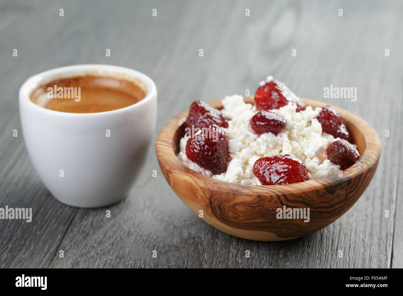 gesundes Frühstück mit Espresso und Hüttenkäse Stockfoto