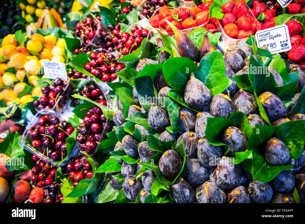 Buntem Obst und Feigen am Markt stall in der Boqueria-Markt in Barcelona. Stockfoto