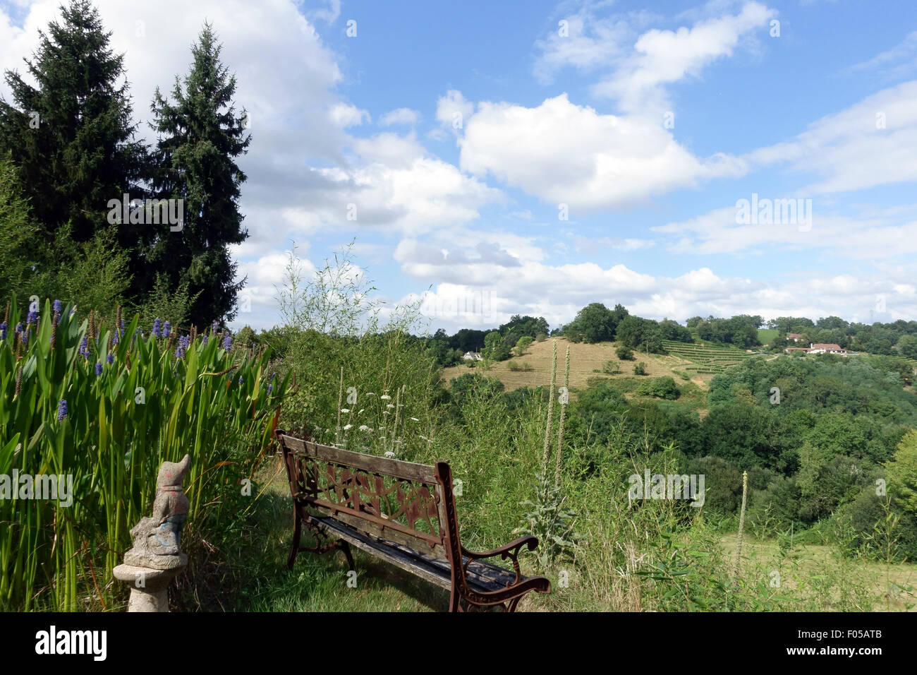 Blick auf die Weinberge vom Garten in den Ausläufern der Pyrenäen in der Nähe von Pau, Frankreich Stockfoto