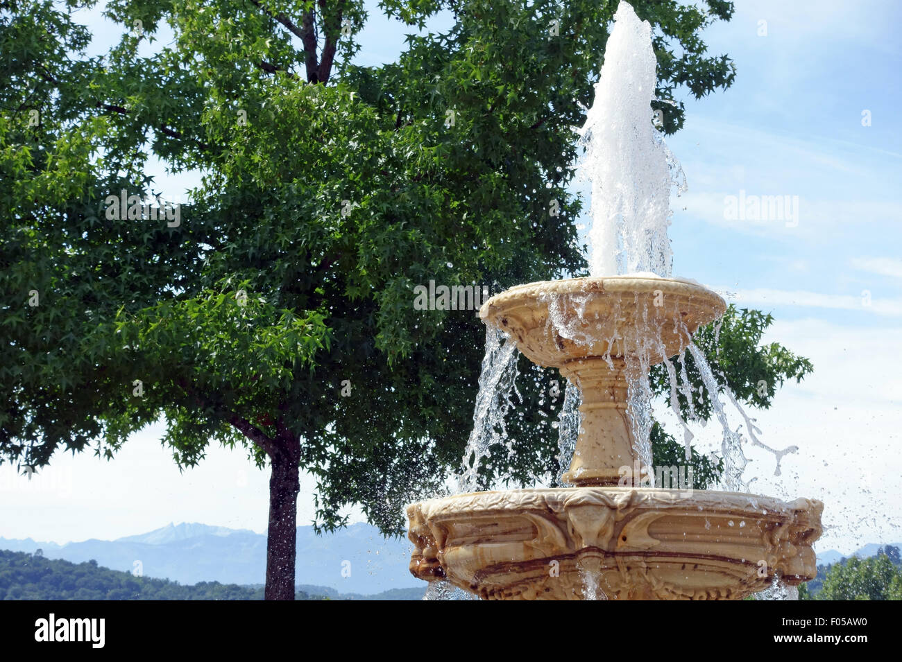 Brunnen außerhalb Schloss im Zentrum von Pau, Frankreich mit Pyrenäen im Abstand Stockfoto