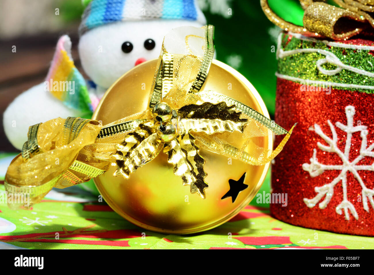 Makroaufnahme einer goldene Weihnachtskugel und andere Dekorationen Stockfoto