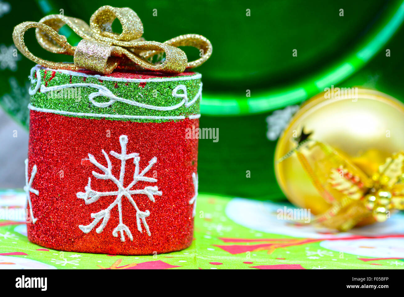 Baumschmuck in Form von Wraped Geschenk mit Schleife Stockfoto