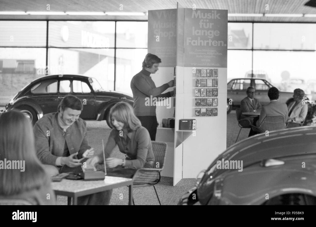 Technik, Unterhaltungselektronik, Volkswagen Händler mit Musikkassetten für Roadtrips, Braunschweig, Anfang der 1970er Jahre, zusätzliche-Rechte-Clearences-nicht verfügbar Stockfoto Technik, Unterhaltungselektronik, Volkswagen Händler mit Musikkassetten für Roadtrips, Braunschweig, Anfang der 1970er Jahre, zusätzliche-Rechte-Clearences-nicht verfügbar Stockfoto