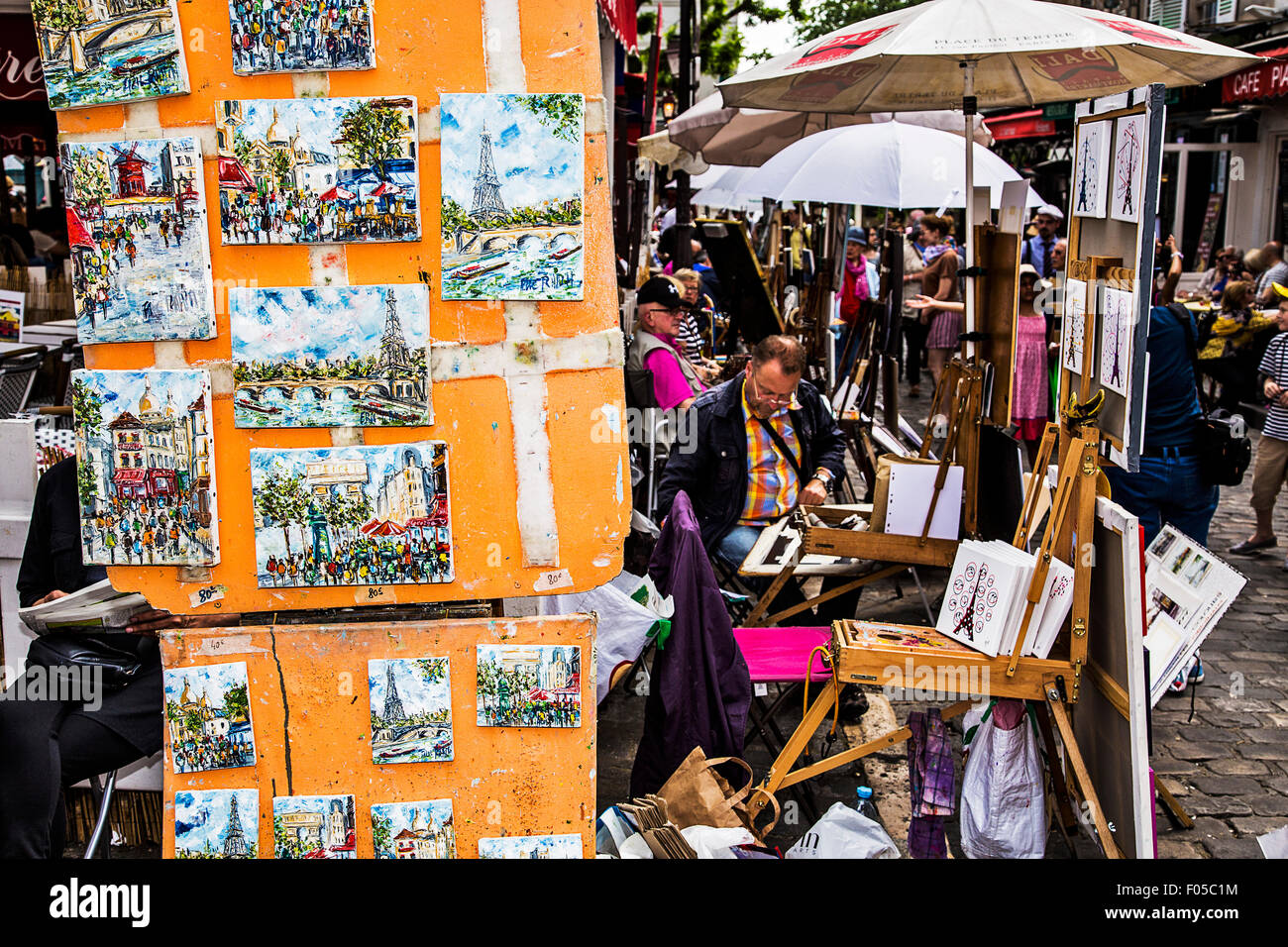 Im Montmartre Viertel von Paris verkaufen Künstler ihre ursprüngliche Kunst zu einer ewigen Masse der Touristen und Schaulustige. Stockfoto