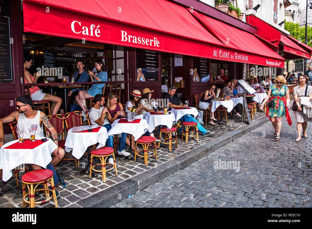 Eine Brasserie in Montmartre hastet mit täglichen Besuchern und Einheimischen. Stockfoto
