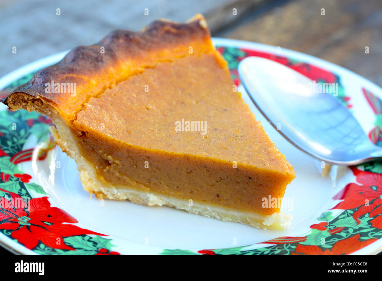 Makroaufnahme eines Stückes Kürbiskuchen auf einem Holztisch Stockfoto