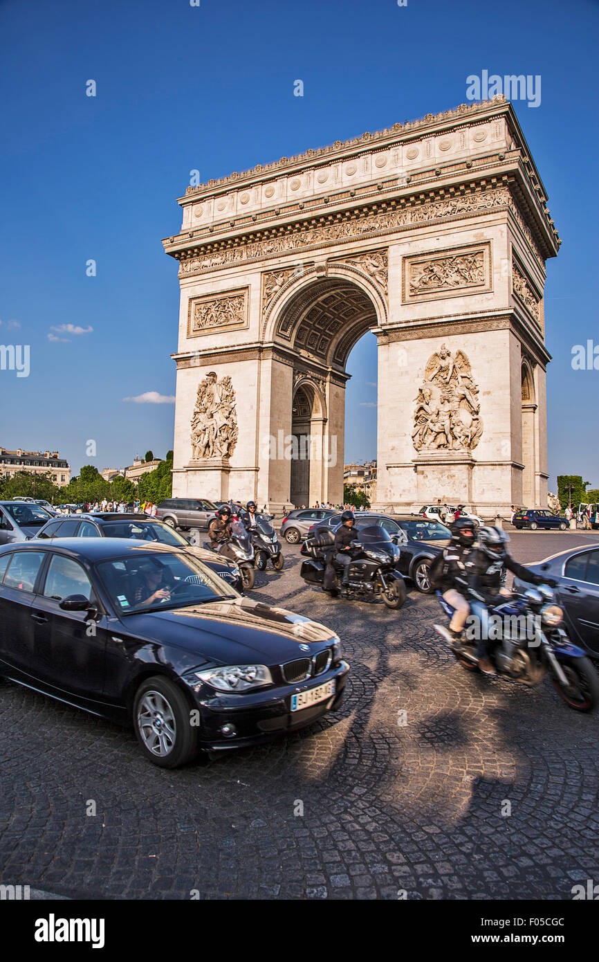 Verkehr ständig wirbelt um den Arc de Triomphe, ein große Paris-Symbol befindet sich auf der Champs de Elysee. Stockfoto