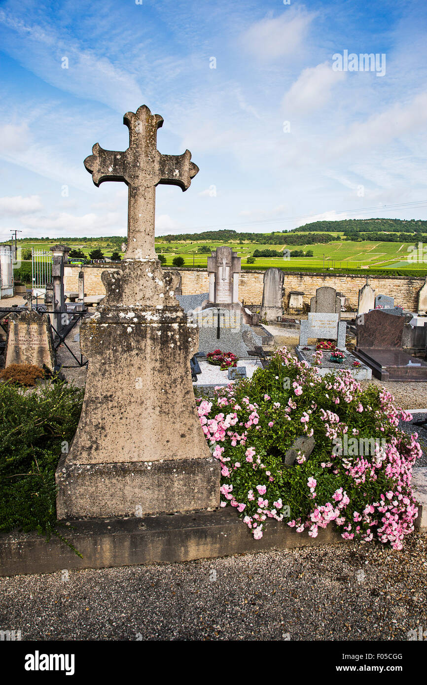 Eine bunte Grab und Kreuz in der Nähe der Weinberge im Montrachet südlich der Stadt Beaune in der französischen Weinregion Burgund. Stockfoto