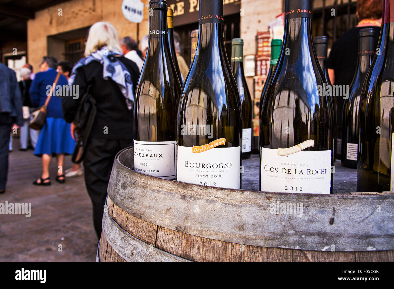 Weinflaschen auf dem Display in einem Shop in Beaune deuten auf die Welt berühmte Jahrgänge zum Verkauf. Stockfoto