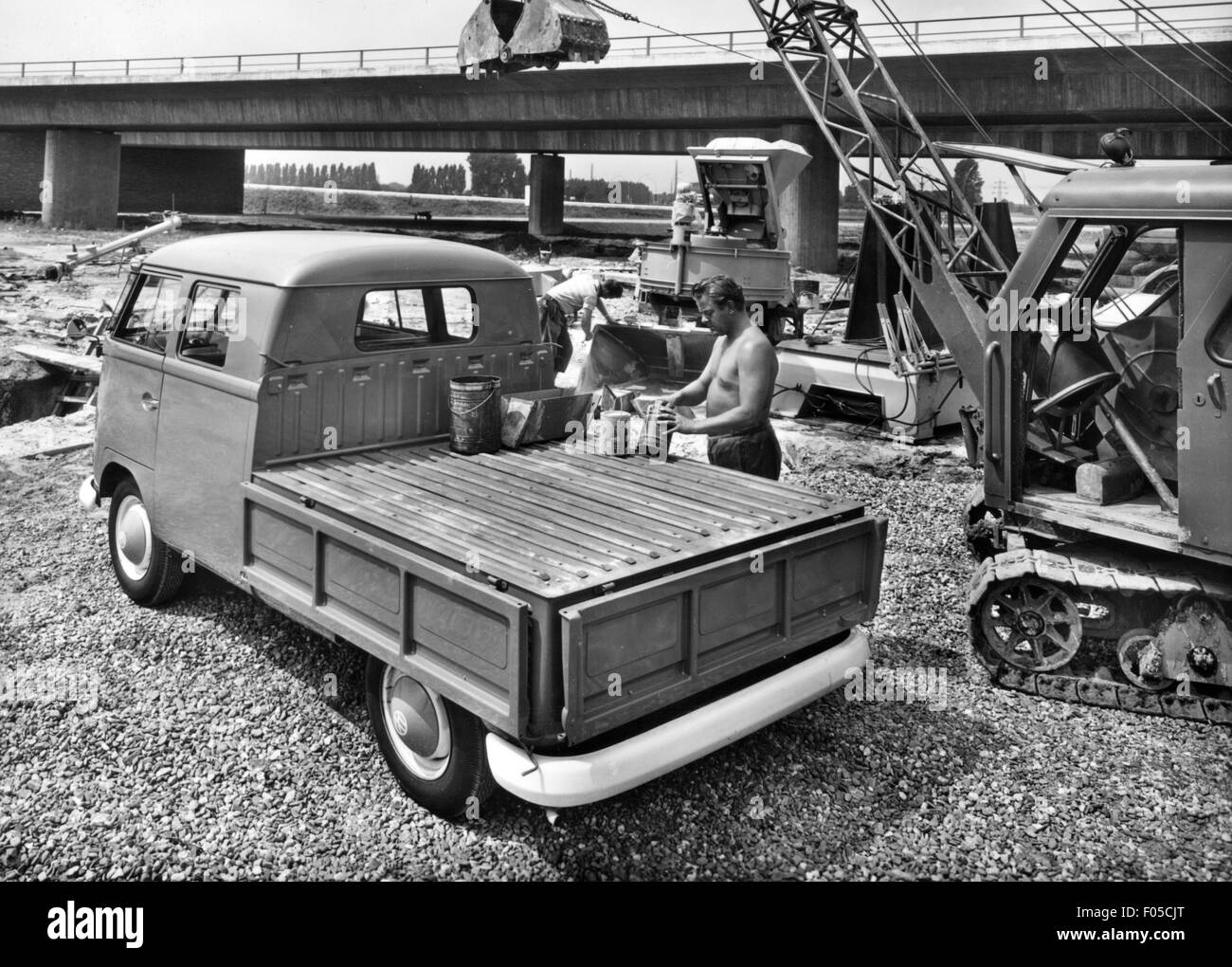 Transport / Transport, Auto, Fahrzeugvarianten, Volkswagen, VW T2 van Pritschenwagen auf einer Baustelle, 1960er / 1970er Jahre, Zusatzrechte-Abfertigung-nicht vorhanden Stockfoto