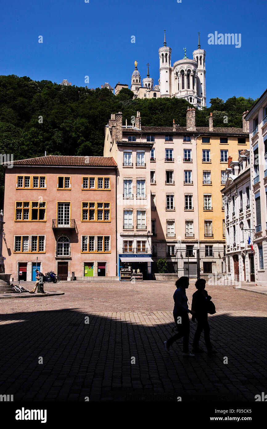 Gesehen von einem Platz im Westen Lyon, die Kathedrale des Heiligen Johannes des Täufers thront über der Stadt wie eine Festung. Stockfoto