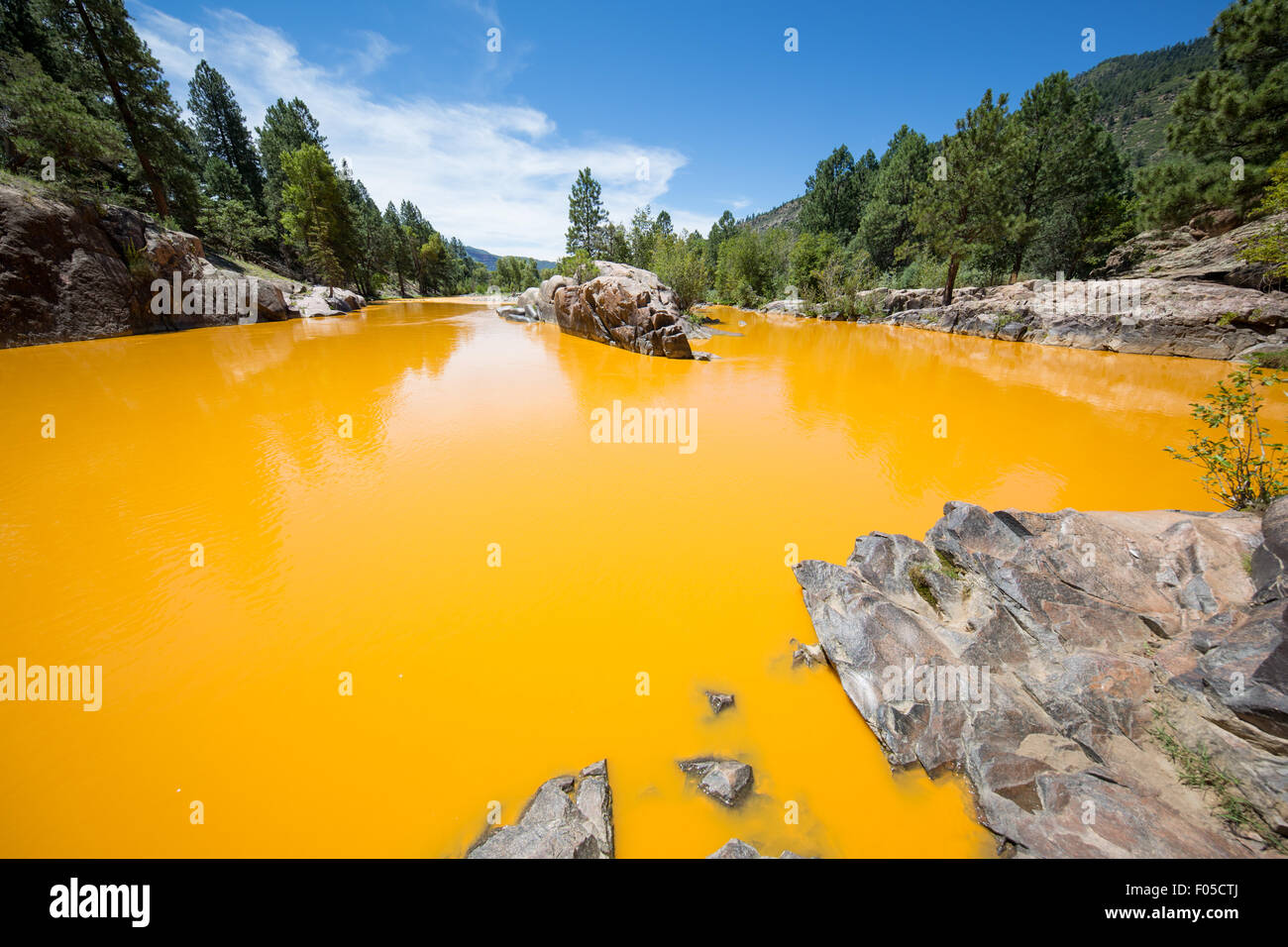 Durango, Colorado, USA. 6. August 2015. Verfärbtes Wasser in den Animas River bei Bäcker Brücke in der Nähe von Durango, Colorado aus einem kontaminierten mir flussaufwärts zu brechen. Bildnachweis: Whit Richardson/Alamy Live-Nachrichten Stockfoto