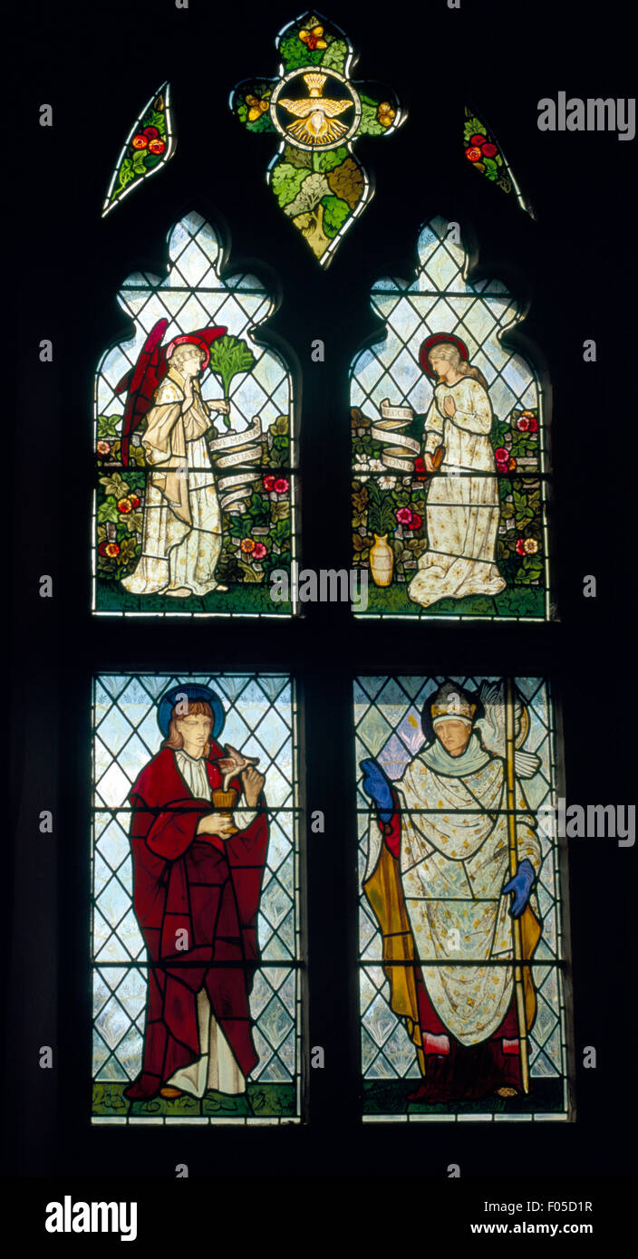 Derbyshire England Ashford In das Wasser heilige Dreiheit Pfarrkirche Bleiglasfenster Top Hälfte der Verkündigung von William Morris unteren Hälfte St. Johannes der Evangelist und Papst Gregor der große von Burne-Jones Stockfoto