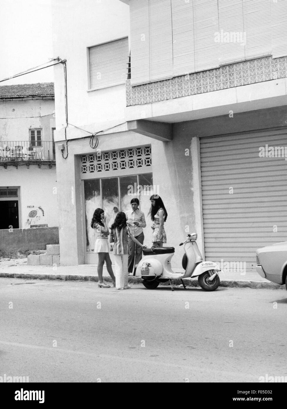 Geographie / Reisen, Spanien, Menschen, junge Mädchen, die auf der Straße miteinander reden, Gandia, 1972, Additional-Rights-Clearences-not available Stockfoto