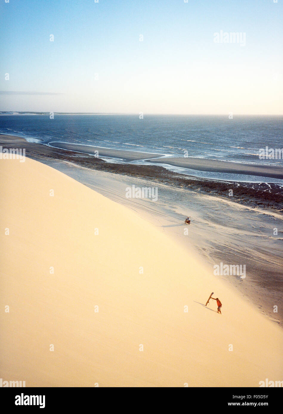 Eine Sand Boarder reitet auf eine Düne am Sunset Dune. Jericoacoara, Brasilien Stockfoto