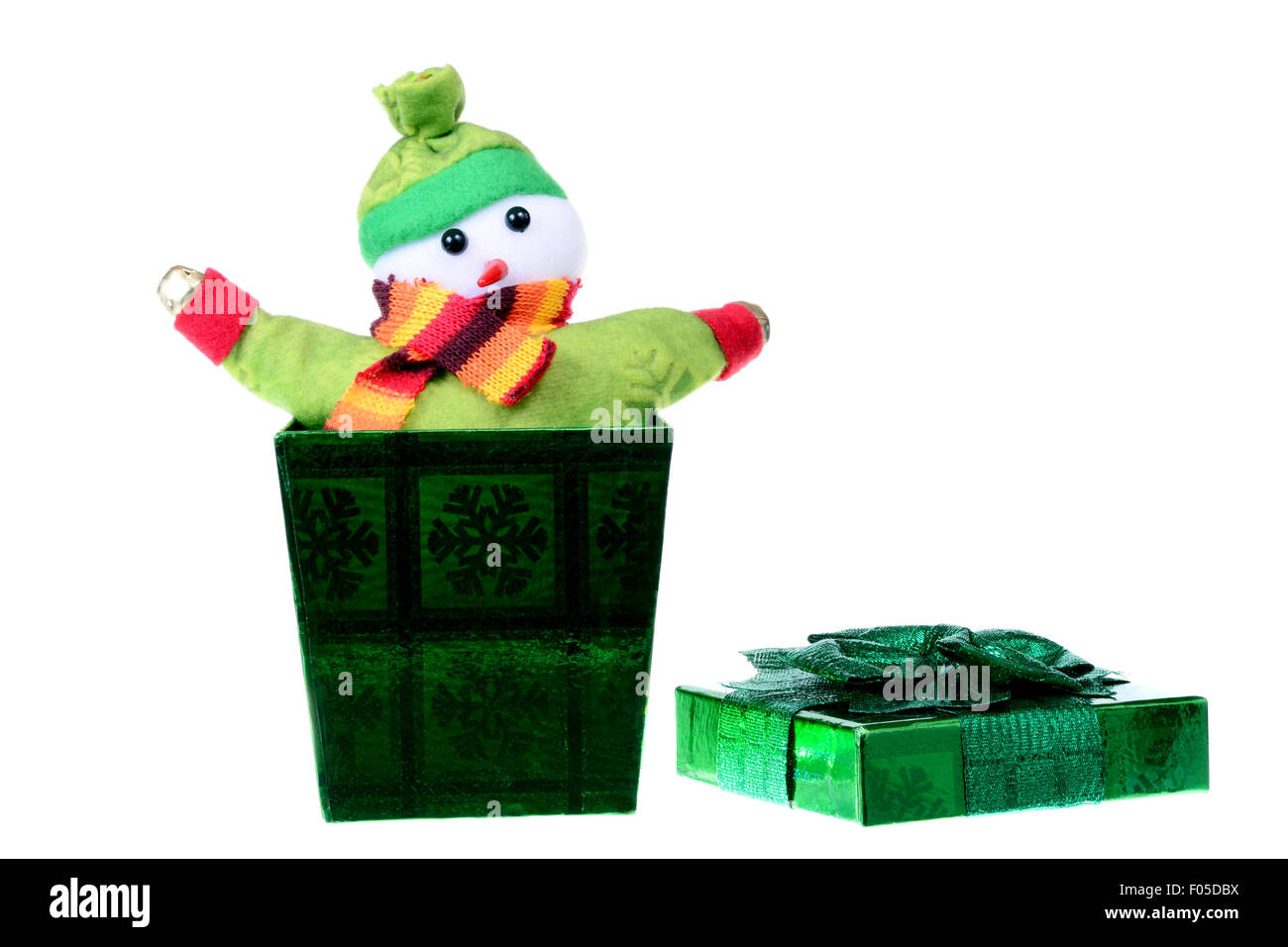 Grüne Geschenkbox mit einem Schneemann innen isoliert auf weiß Stockfoto