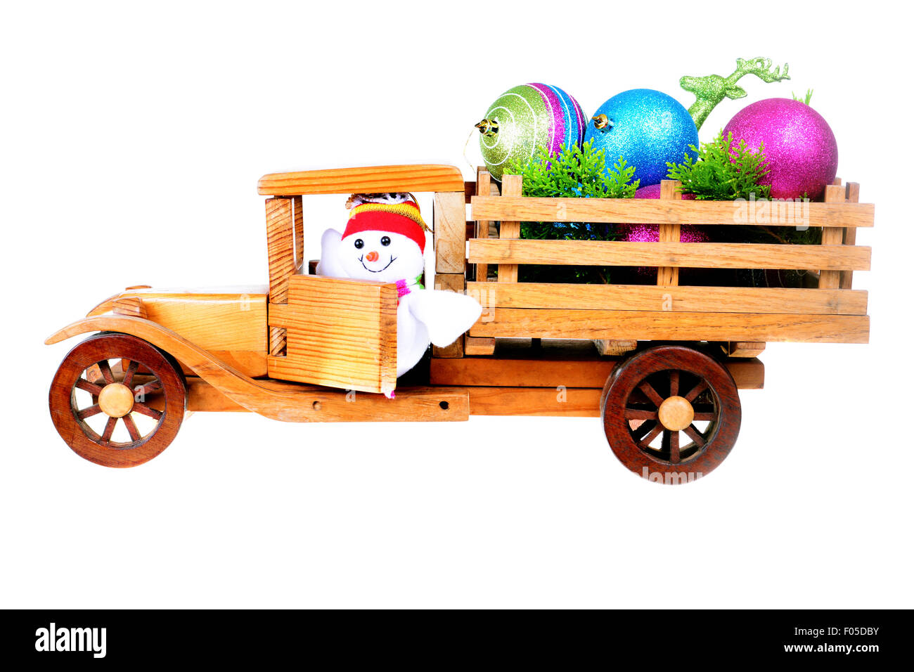 Kleines Spielzeug aus Holz LKW beladen mit Weihnachten Decoratios isoliert auf weiss Stockfoto