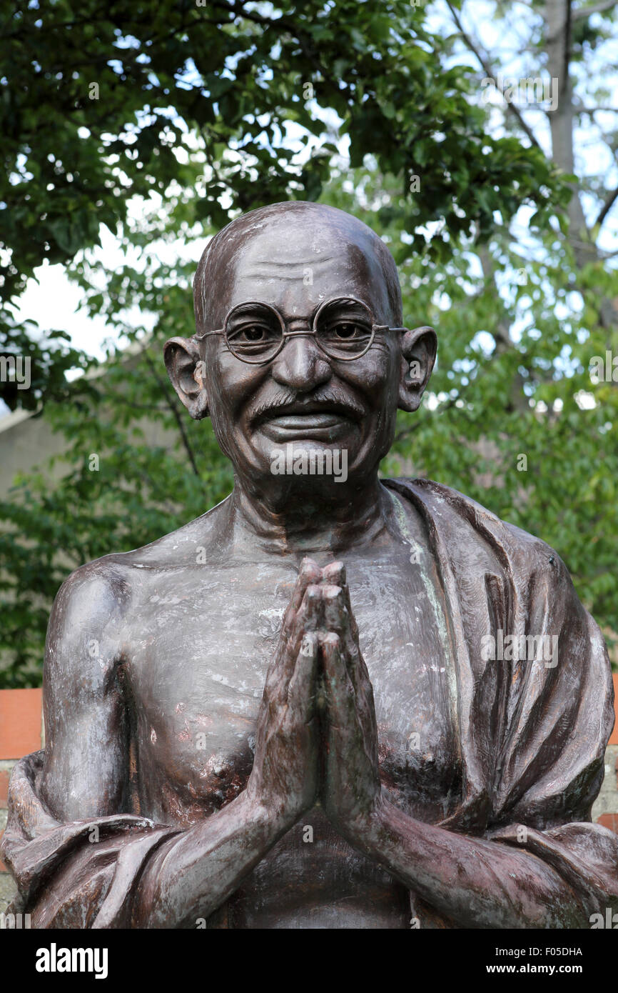 Statue von Mahatma Gandhi in das Museumsquartier von Hull, England. Das Denkmal erinnert an den indischen nationalistischen Führer. Stockfoto