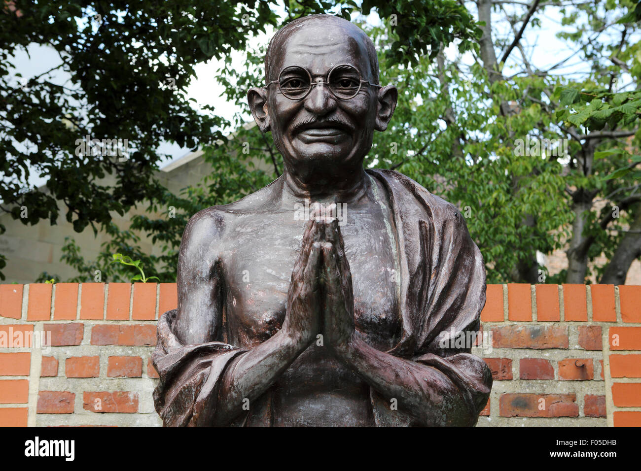 Statue von Mahatma Gandhi in das Museumsquartier von Hull, England. Das Denkmal erinnert an den indischen nationalistischen Führer. Stockfoto