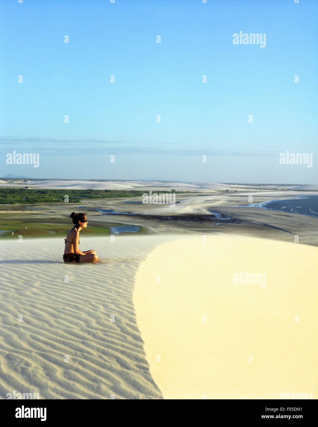 Eine junge Frau meditiert am Sunset Dune. Jericoacoara, Brasilien Stockfoto