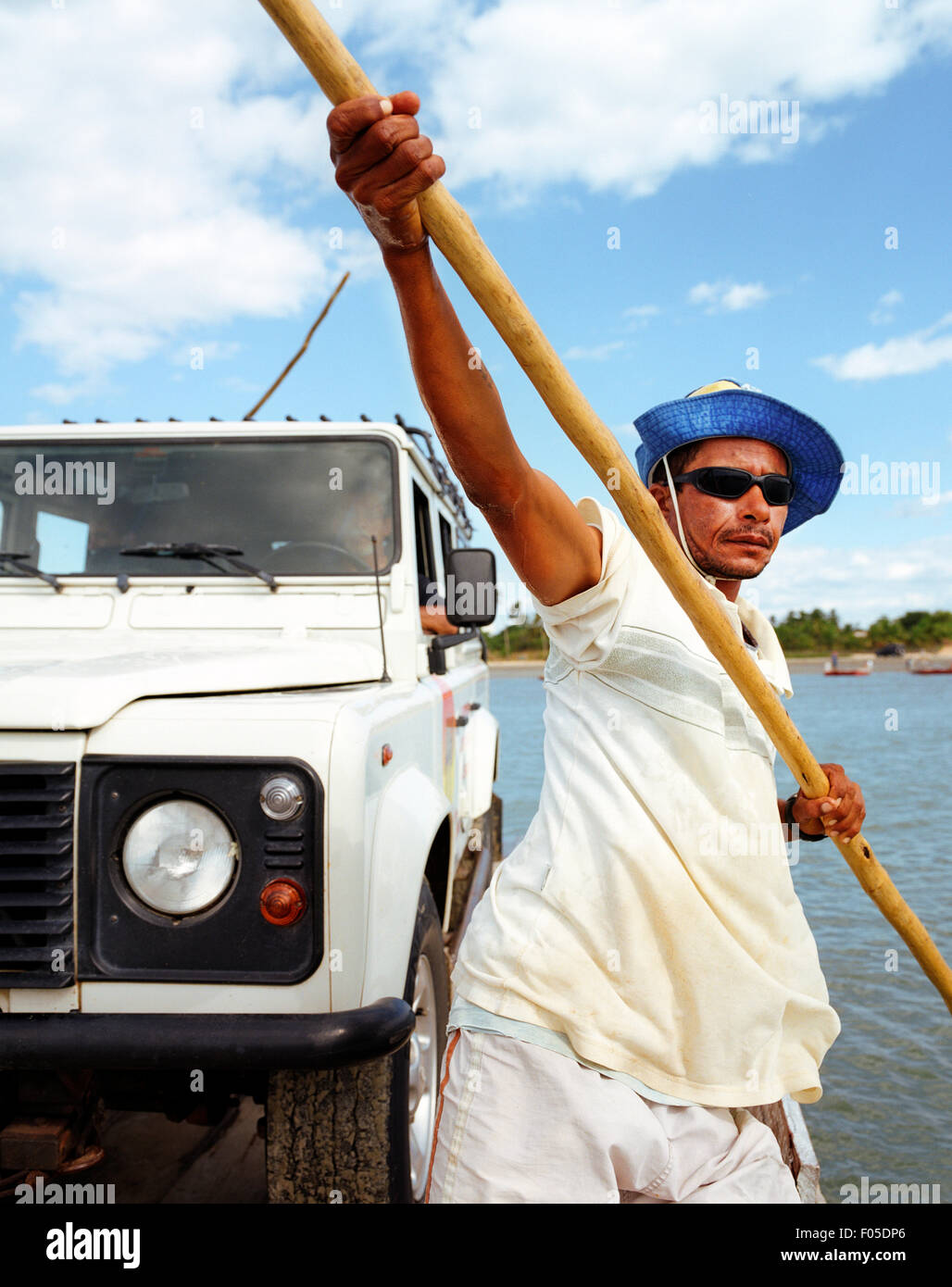 Ein Fähre-Betreiber bringt Land Rover ein Kreuz ein Fluss in der Nähe von Jericoacoara, Brasilien Stockfoto