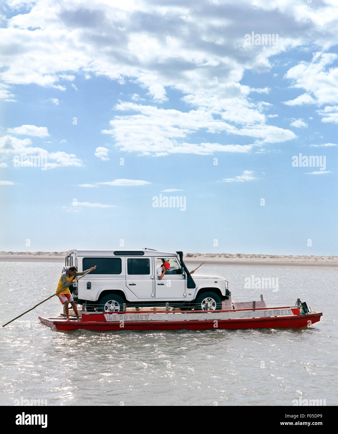 Ein Fähre-Betreiber bringt Land Rover durch einen Fluss in der Nähe von Jericoacoara, Brasilien Stockfoto
